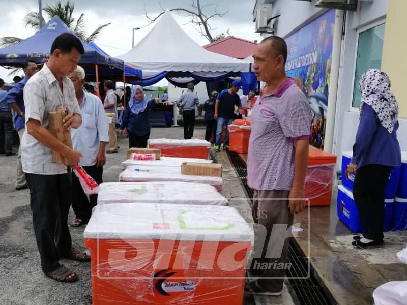 Sebahagian nelayan melihat peralatan yang diterima.