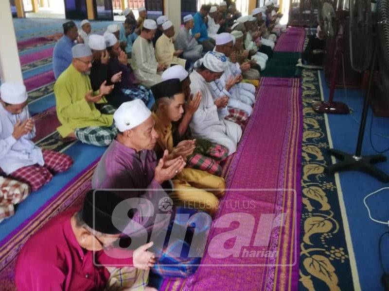 Antara jemaah yang turut sama program solat hajat mendoakan kesejahteraan warga Felda anjuran MBFM di Masjid Jamek Felda Semenchu, semalam.