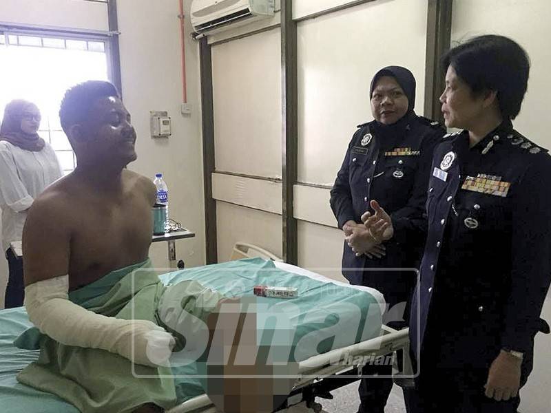 Azizul menerima kunjungan daripada Ketua Polis Daerah Klang Utara, Asisten Komisoner Nurulhuda Mohd Salleh (kanan).