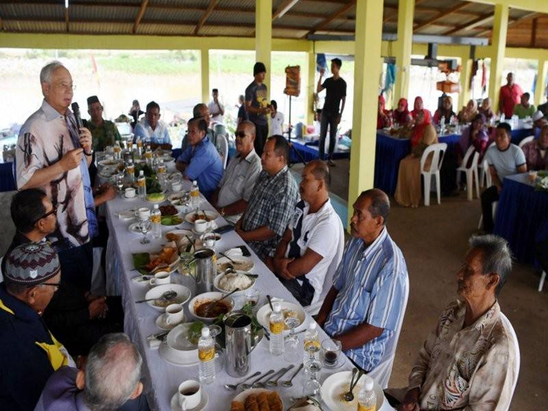 Najib berucap ketika menikmati sarapan pagi bersama warga nelayan di Jeti Kampung Sungai Miang hari ini. - Foto Bernama