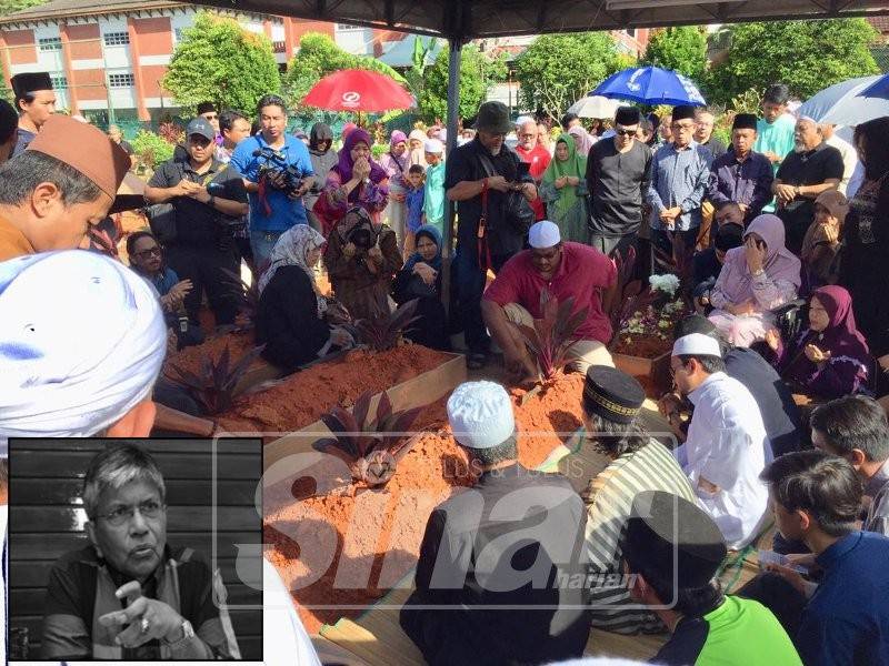 Keluarga, tetamu dan kenalan mengiringi jenazah ke Tanah Perkuburan Islam Klang Gate.