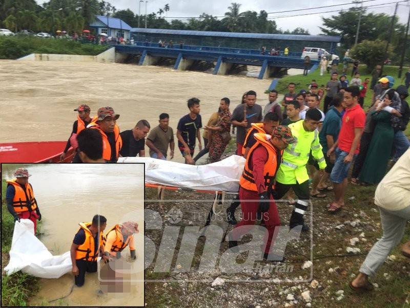 Anggota penyelamat menaikkan mayat mangsa sebelum dihantar ke Unit Forensik Hospital Setiu.