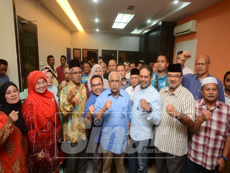 Musa (tengah) bersama kepimpinan Umno dalam sidang media di Pejabat Umno Bahagian Tasek Gelugor semalam.