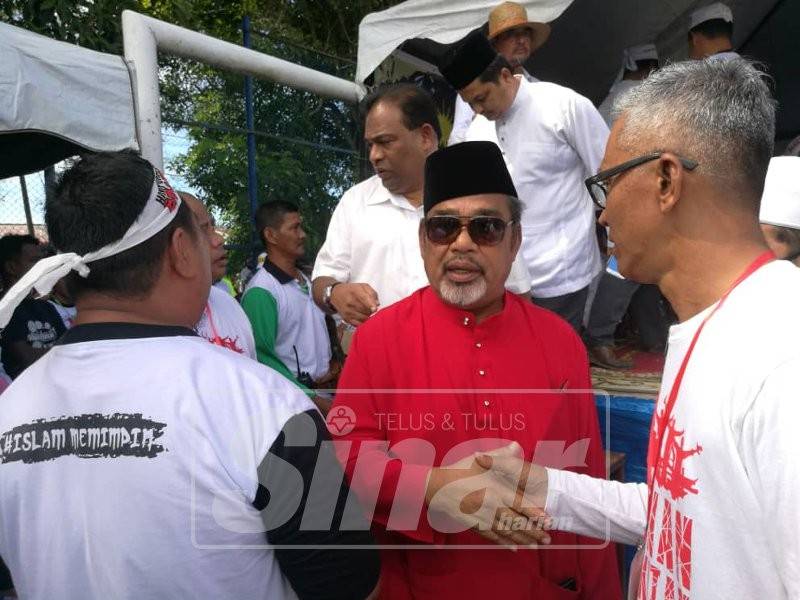 Tajuddin bersalaman dengan peserta himpunan aman.