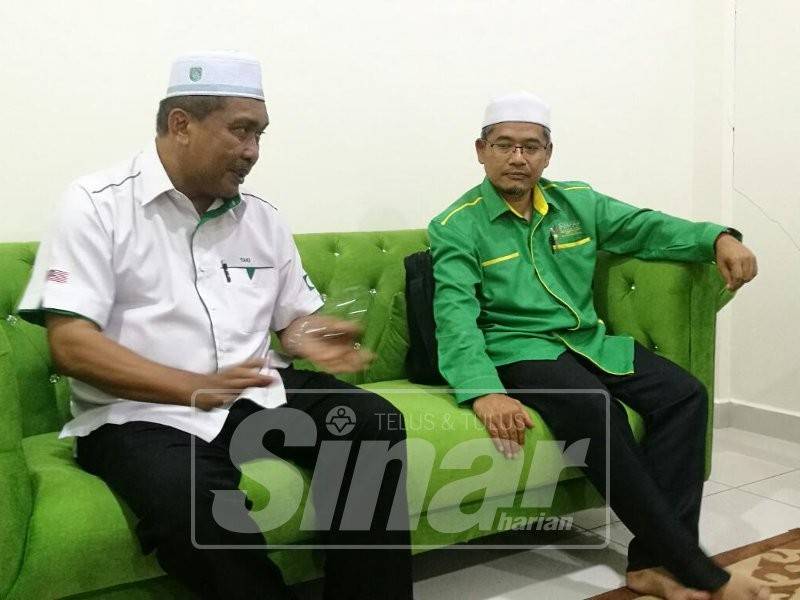 Takiyuddin (kiri) mengadakan sidang media, selepas Munaqasyah Ucapan Dasar Presiden, di Kompleks Pas Kedah, di sini, petang tadi.