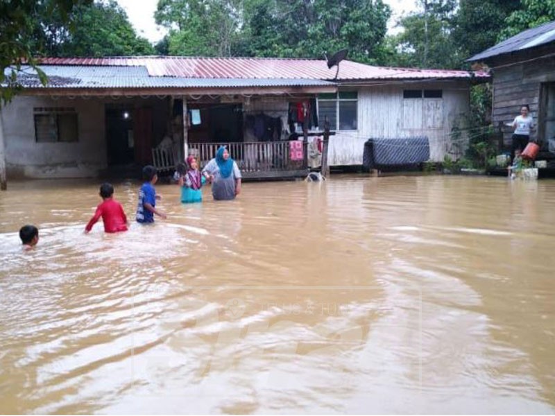 Air di kawasan rumah penduduk meningkat sehingga paras peha orang dewasa.