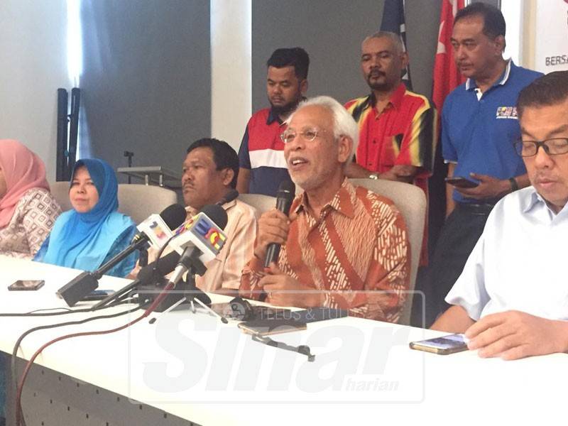 Shahrir ketika bercakap kepada pemberita pada sidang media, di sini, hari ini. 