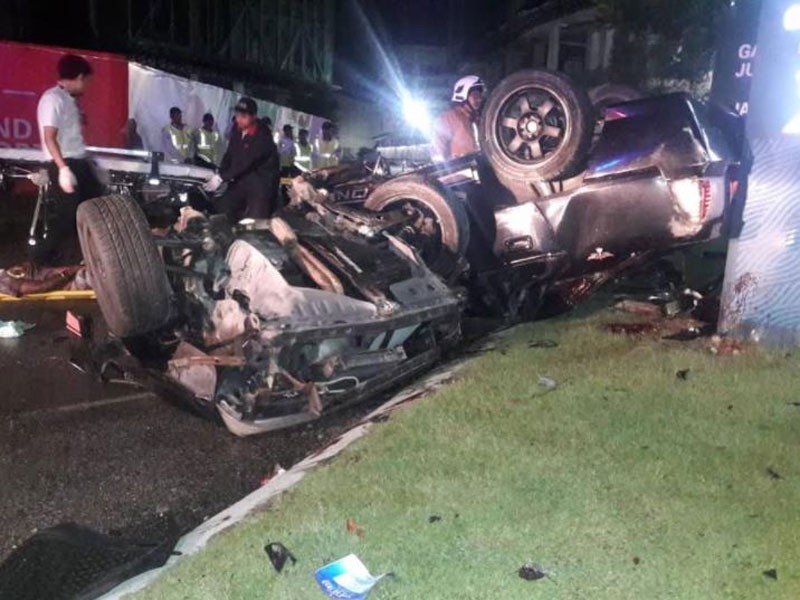 Keadaan kereta yang terbabit dalam nahas awal pagi tadi. - Foto ihsan Bomba Johor 