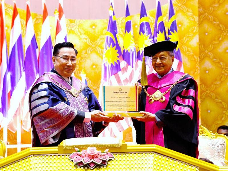 Tun Dr Mahathir menerima Anugerah Honorary Doctorate Degree in Arts in the Field of Philosophy in Leadership in Social , Business and Politics " University Rangsit di sini hari ini. - Foto Bernama