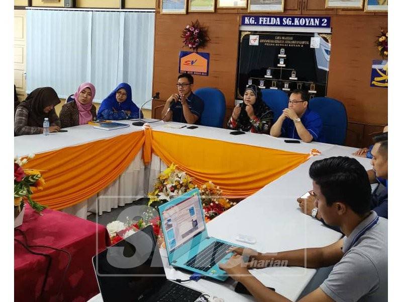 Math Mara (tengah) dan Abdul Fattah (kanan, depan) ketika mendengar sesi penerangan sebelum lawatan ke Kuala Medang,bersama delegasi Kemboja, hari ini