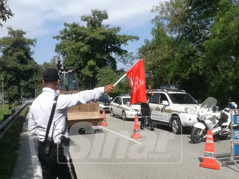 Anggota trafik menjalankan pemeriksaan dalam operasi bersepadu yang dijalankan selama dua hari berakhir jam 12 tengah hari tadi.