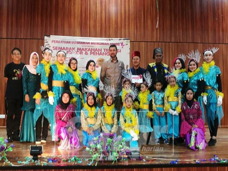 Marzuki ketika melawat gerai jualan yang dibuka sempena majlis semarak makanan tradisi Johor-Penang petang tadi.