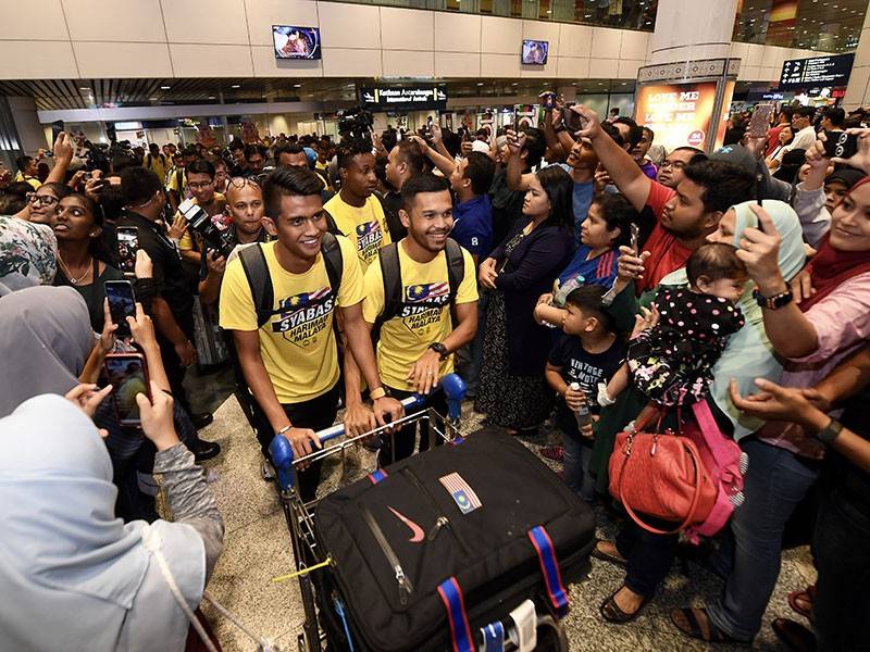 Para pemain skuad Harimau Malaya disambut meriah oleh para peminat bola sepak sejurus tiba di Lapangan Terbang Antarabangsa Kuala Lumpur (KLIA) dari Vietnam hari ini.- Foto Bernama