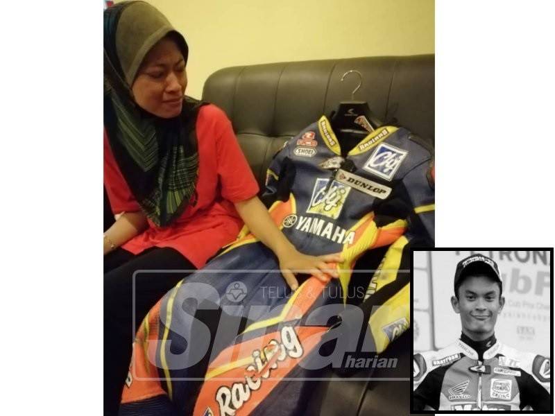 Nor Shaziela sebak melihat koleksi sut perlumbaan milik Mohd Hafiz.