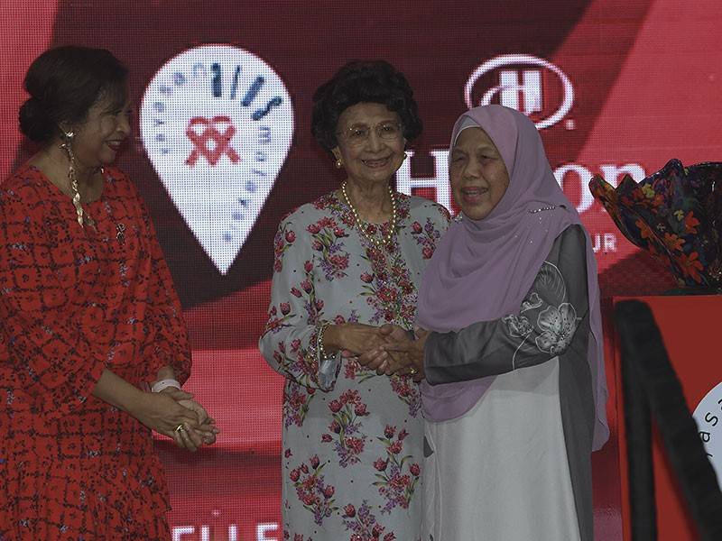 Isteri Perdana Menteri Tun Dr Siti Hasmah Mohamad Ali (tengah) menyampaikan Anugerah Tun Dr Siti Hasmah Yayasan Aids Malaysia 2018 kepada Matron Fadzilah Abdul Hamid (kanan) pada Majlis AIDS Gala Dinner dan Anugerah Tun Dr Siti Hasmah hari ini. - Foto Bernama