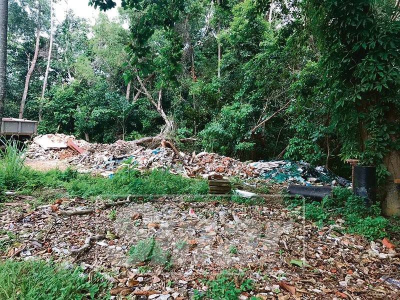 Pembuangan sampah secara haram di tempat pelupusan tidak digezetkan boleh menjejaskan kelestrian alam sekitar dan pencemaran.