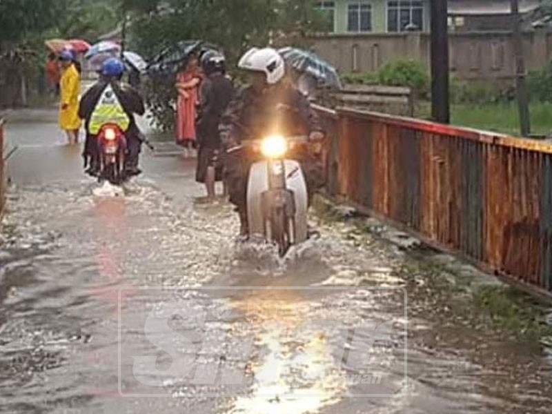 Limpahan air parit di jalan masuk ke Kampung Gong Baru