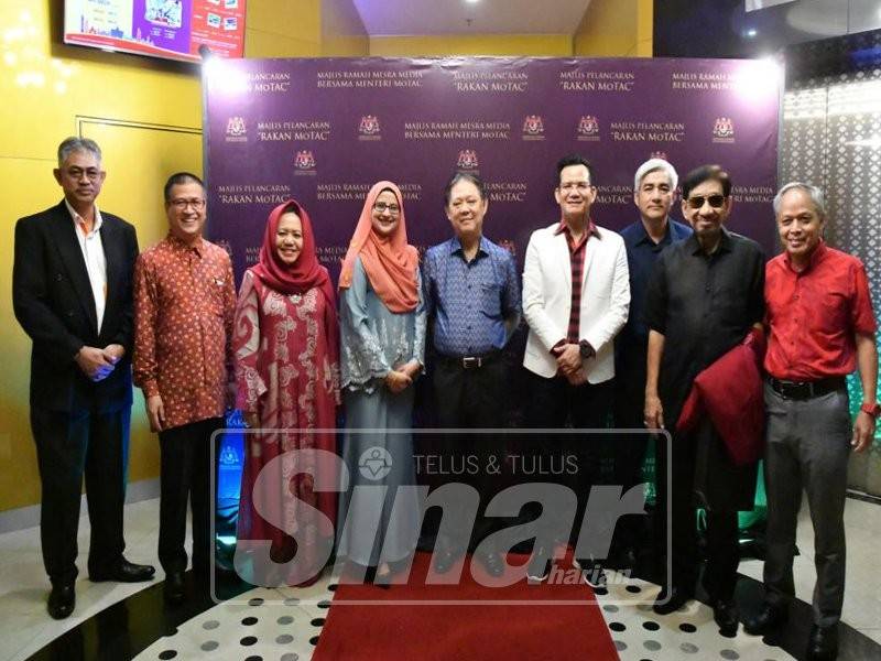 Mohamaddin (tengah) merakam gambar kenangan bersama tetamu yang hadir ke majlis ramah mesra. Turut hadir Timbalan Pengerusi Karangkraf, Datuk Nasir Hamzah (kanan).