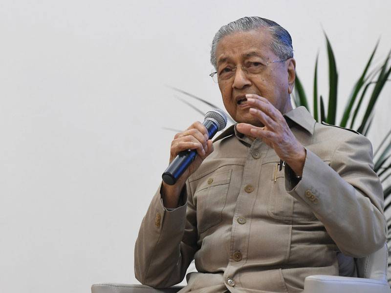 Perdana Menteri Tun Dr Mahathir Mohamad semasa sesi dialog bersama pemain industri mengenai Memacu Gelombang Industri Teknologi Tinggi di Kumpulan Industri Kerajaan untuk Teknologi Tinggi (MIGHT) hari ini. - Foto Bernama