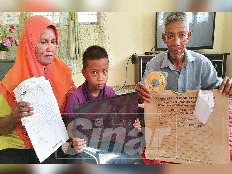 Syukri (tengah) bersama Samsiah dan Johan di rumah mereka di Kampung Tanjung Piai, Serkat.