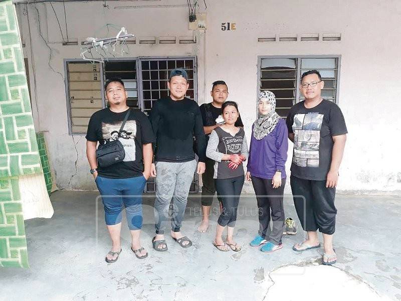 Antara sukarelawan Pemuda Umno Tenggara yang membantu membersihkan rumah Rosiah (tiga, kanan).