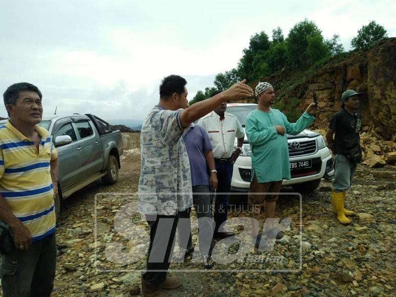 Abbas (dua, kanan) ketika bertemu dan berbincang dengan syarikat berkaitan.