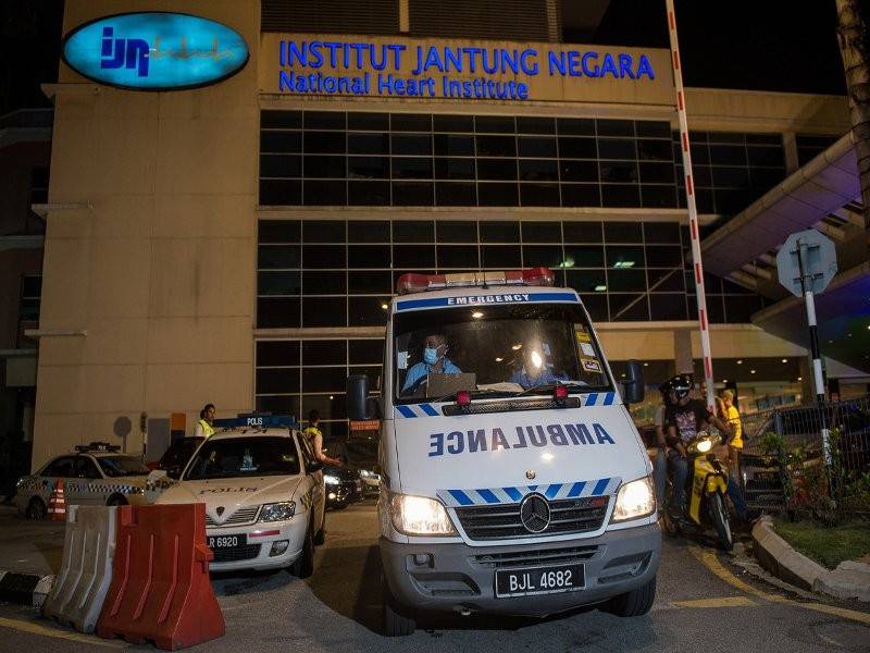 Kenderaan yang dipercayai membawa jenazah anggota Bomba dan Penyelamat Muhammad Adib Mohd Kassim kelihatan keluar dari Institut Jantung Negara (IJN) untuk dibawa ke Hospital Kuala Lumpur (HKL) awal pagi ini.
Bedah siasat jenazah Muhammad Adib akan dilakukan di HKL sebelum dibawa pulang ke Kedah untuk pengebumian.
Muhammad Adib, 24, disahkan meninggal dunia pada 9.41 malam tadi selepas tiga minggu mendapatkan rawatan di IJN. Dia mengalami kecederaan parah akibat dibelasah dalam kejadian rusuhan di Kuil Sri Maha Mariamman, USJ25, Subang Jaya dekat sini, 27 November lalu. - Foto Bernama