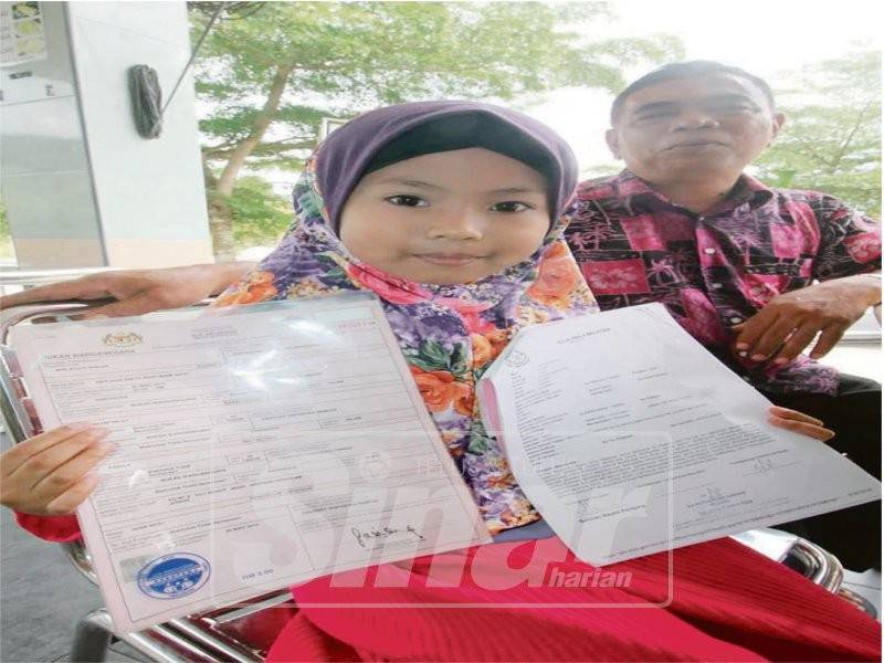 Md Kharodin bersama anak angkatnya, Eka Nor Anita.