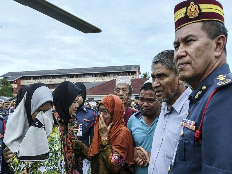 Mohd Kassim Abdul Hamid (dua, kanan) dan isterinya, Asma Aziz (kiri) menahan sebak sebaik jenazah anak mereka tiba dengan helikopter M17-IV milik Jabatan Bomba dan Penyelamat di padang Sekolah Kebangsaan (SK) Tebengau, Kedah hari ini.
Muhammad Adib, 24, disahkan meninggal dunia pada 9.41 malam tadi selepas tiga minggu mendapatkan rawatan di IJN. Dia mengalami kecederaan parah akibat dibelasah dalam kejadian rusuhan di Kuil Sri Maha Mariamman, USJ25, Subang Jaya pada, 27 November lalu. - Foto Bernama