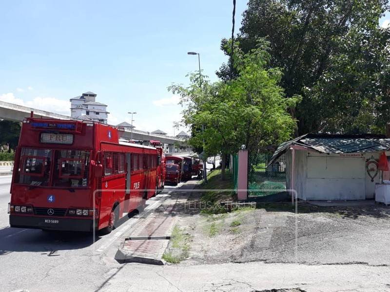 Polis meningkatkan kawalan keselamatan di sekitar Kuil Sri Mariamman USJ 25, Seafield. -Foto Sinar Harian 