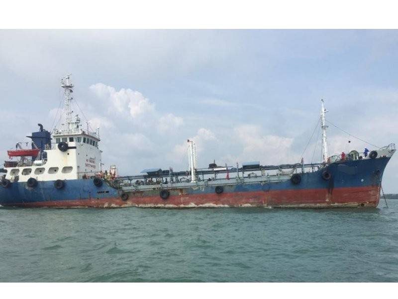 Kapal tangki yang ditahan Maritim Malaysia.