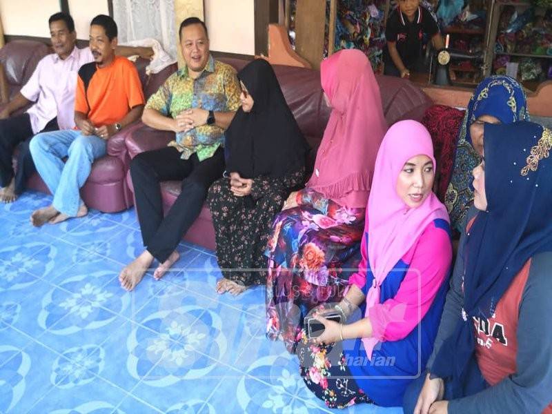 Rizam (tiga kiri) bersama sebahagian ahli Umno melawat rumah seorang penduduk pada Program Ziarah Kasih Dun Sungai Air Tawar.