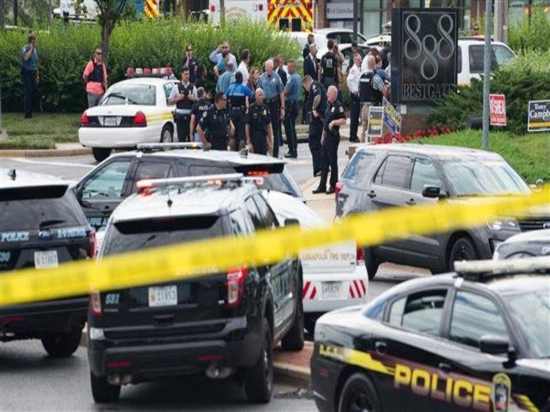 Anggota polis berkumpul di lokasi di mana empat wartawan ditembak mati di Annapolis, Maryland pada Jun lalu.