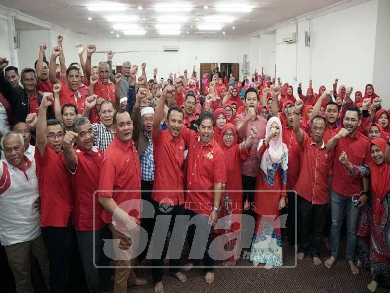 Rozi (Depan: lima, kiri) bersama kepimpinan peringkat bahagian dan cawangan melaungkan kata-kata semangat sewaktu perjumpaan khas Umno Bahagian Hulu Terengganu di Kuala Berang.