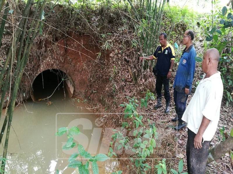 Beberapa pemilik tanah bimbang limpahan air tidak terawat ke kawasan kebun getah dan buah-buahan menyebabkan kerugian.