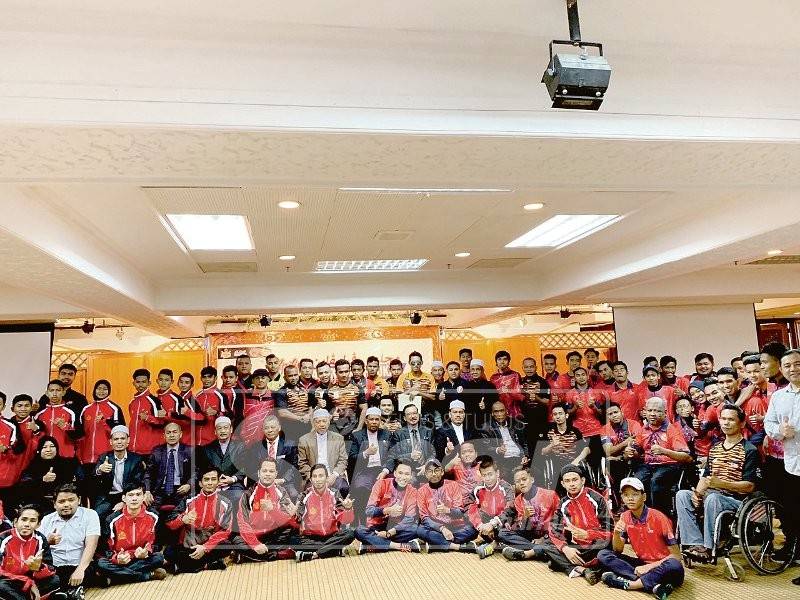 Sebahagian atlet dan pegawai sukan yang diraikan kerajaan negeri, semalam. 