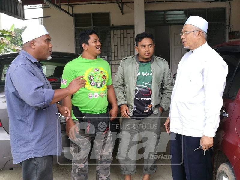 Najmi (kanan) mendengar masalah rakyat di Dun Kupang.