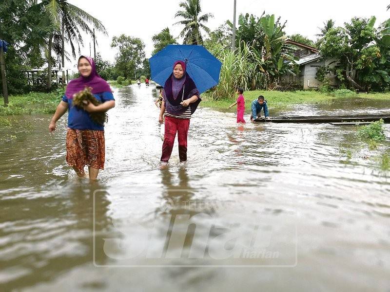  Jalan di hadapan rumah Siti Raihan dinaiki air sejak kelmarin.