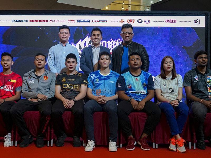 Barisan pemain yang akan membawa cabaran pasukan masing-masing dalam saingan SSPL 2018/19 bersama Jack Koh (berdiri tengah), Ketua Pegawai Eksekutif Aforadio.com, William Lim dan Pengarah Malaysia Purple League, Lim Yau Young semasa Sidang Media Bersama Pasukan-Pasukan SSPL 2018/19 di Quill City Mall, Kuala Lumpur semalam.