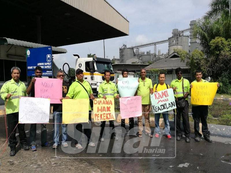 Sebahagian pekerja melakukan demonstrasi di hadapan kilang berkenaan, hari ini. 