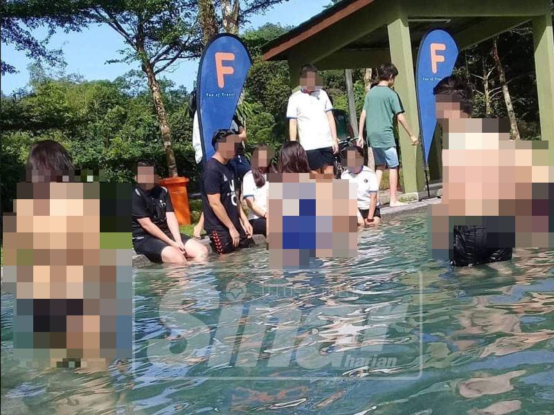 Gambar pengunjung berpakaian renang yang dianggap mencolok mata di kolam air panas tular di media sosial.