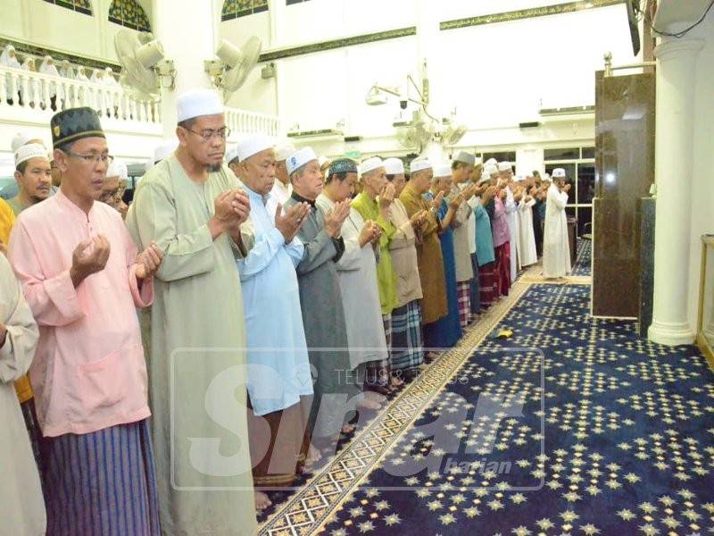 Solat jenazah ghaib bagi Allahyarham Muhammad Adib di Masjid Taman Temerloh Jaya, malam tadi.