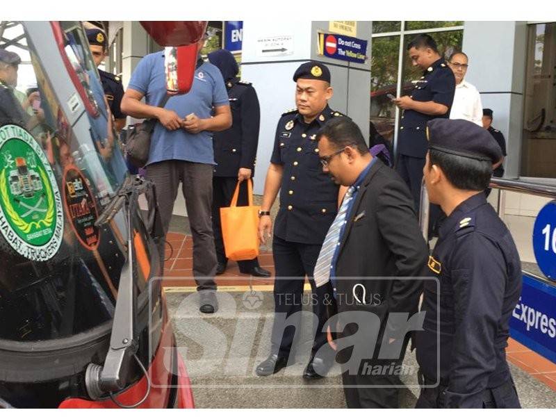 Pengarah JPJ Melaka, Muhammad Firdaus Sharif mengetuai operasi yang dijalankan terhadap bas ekspres di Terminal Bas Melaka Sentral, hari ini.