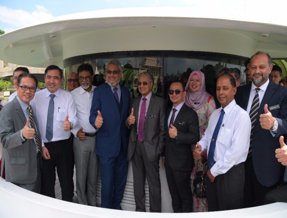 Perdana Menteri Tun Dr Mahathir Mohamad bersama-sama para Menteri Kabinet hari ini meluangkan masa menaiki cruise mengelilingi Tasik Putrajaya dalam satu majlis makan tengah hari di sini. - Foto Bernama