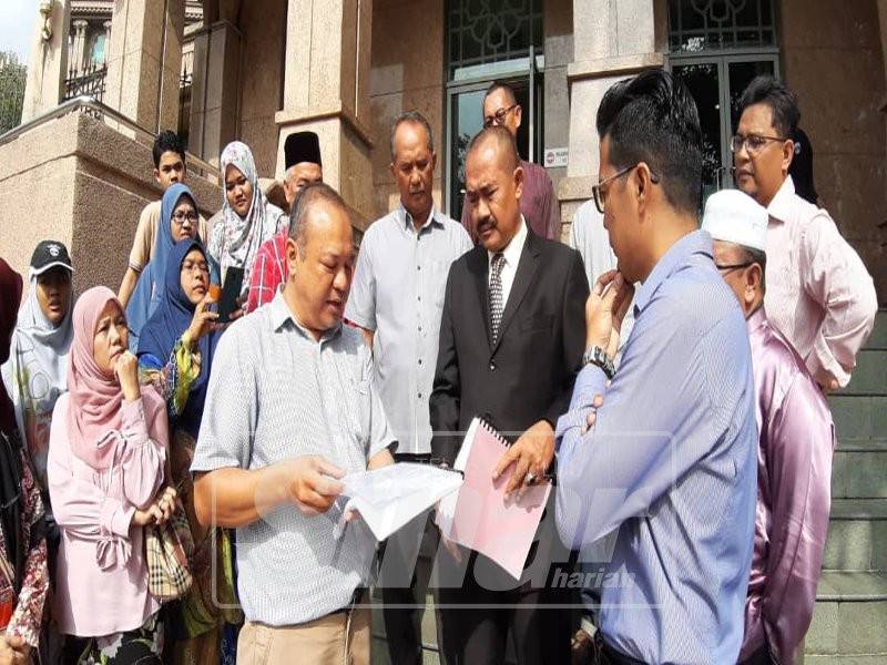 Abu Bakar Yahya (tengah) menerima memorandum bantahan projek The Louvre daripada Salahudin (tiga dari kanan) di pintu masuk Jabatan Perdana Menteri, Bangunan Perdana Putra, Putrajaya, hari ini.