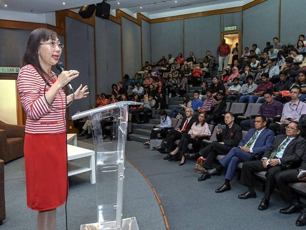 Teresa Kok ketika menyampaikan ucaptama di Youth Edupalm Forum 2018 di sini, hari ini. - Foto Bernama