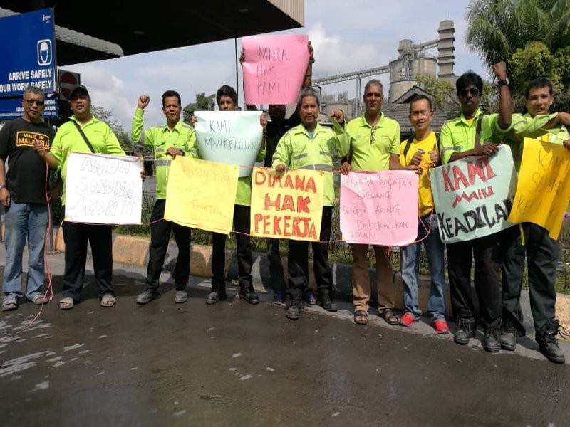 Sebahagian pekerja berhimpun secara aman di hadapan kilang berkenaan, hari ini. 