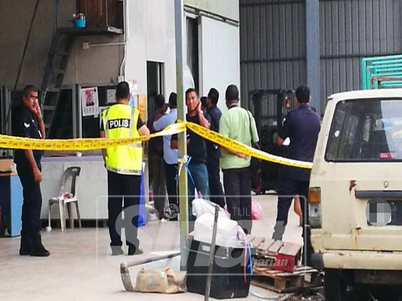 Polis menjalankan siasatan di lokasi kejadian. 