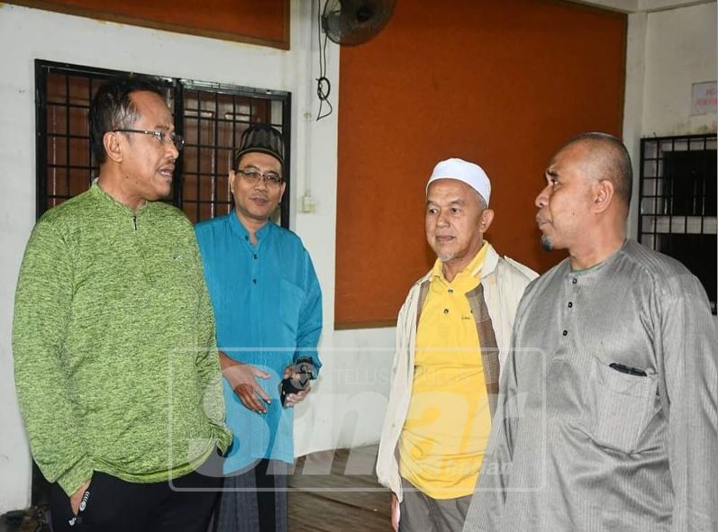 Ahmad Samsuri (kiri) dan Khalid (dua, kanan) sewaktu melawat mangsa banjir di Dewan Sivik Kampung Tanjung Paya.