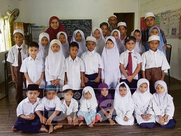 Emma (belakang, kiri) bersama anak-anak Rohingya di salah sebuah sekolah di Langkawi.